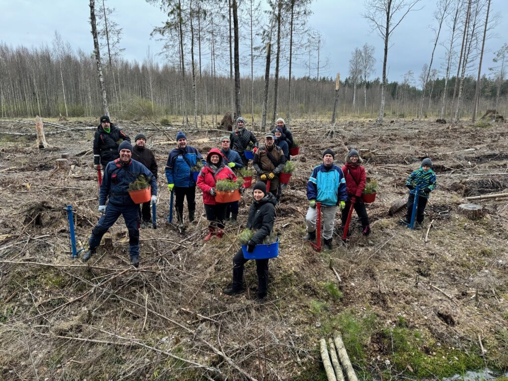 LC Pärnu jätkas oma metsaistutamise traditsiooni 20.aprillil kui Kilingi-Nõmme lähedal asuv 0,9 ha suurune raielank täideti 2800 noore männiistikuga Päev algas 